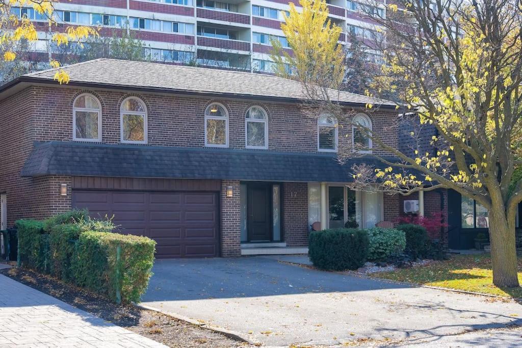 Holiday home Spacious Bedroom With Garden View, Fridge, Workspace Toronto