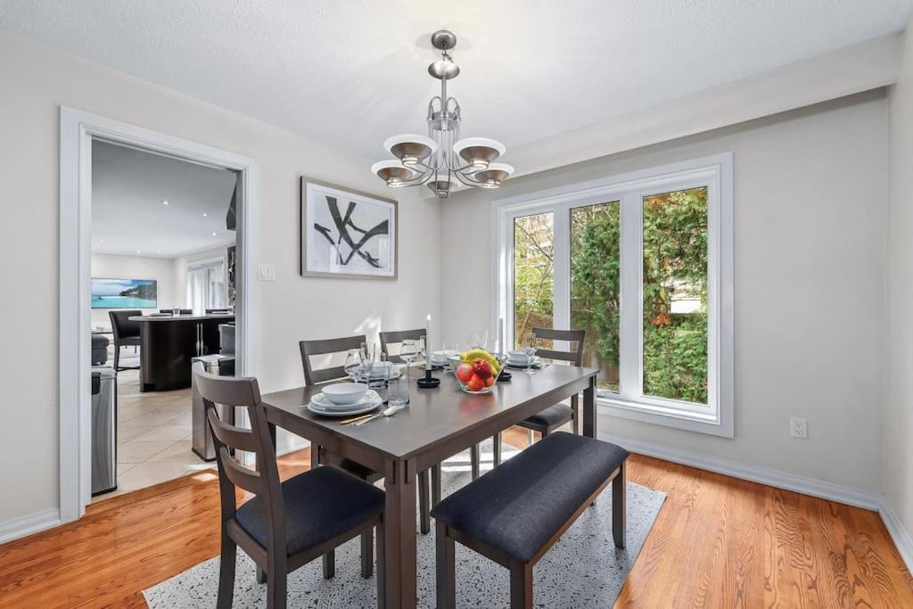 Ferienhaus Spacious Bedroom With Garden View, Fridge, Workspace Toronto