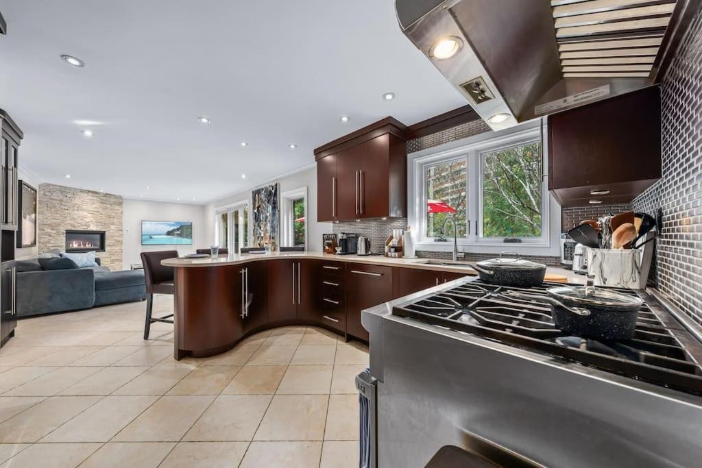 Spacious Bedroom With Garden View, Fridge, Workspace Ferienhaus Toronto