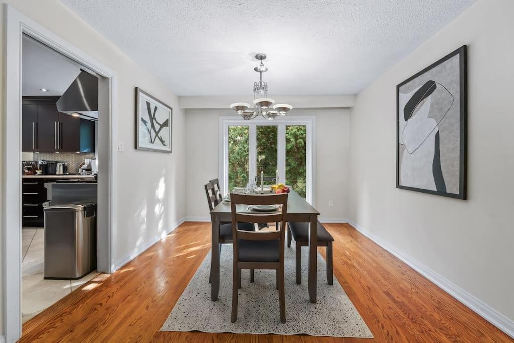 Ferienhaus Spacious Bedroom With Garden View, Fridge, Workspace Toronto