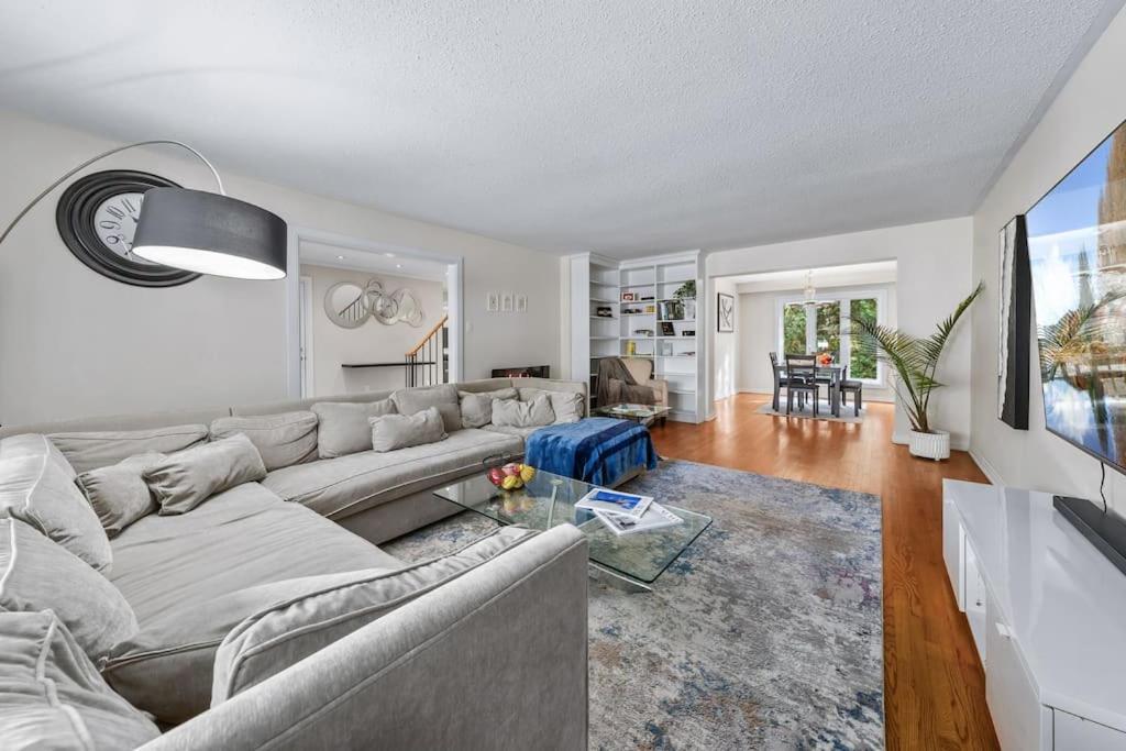 Holiday home Spacious Bedroom With Garden View, Fridge, Workspace Toronto