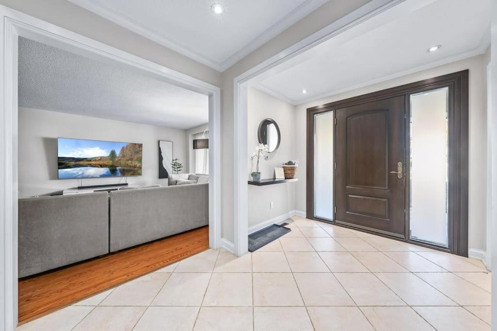 Spacious Bedroom With Garden View, Fridge, Workspace Toronto